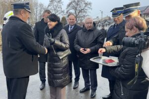 18.12.2021. Koprzywnica. Przekazanie nowego wozu strażackiego. Na zdjęciu (od lewej): Zbigniew Cebuchowski - prezes OSP w Koprzywnicy, Marcin Piwnik - starosta sandomierski, Aleksandra Klubińska - burmistrz miasta i gminy Koprzywnica, poseł Marek Kwitek, poseł Krzysztof Lipiec, Grzegorz Rajca - zastępca komendanta wojewódzkiego PSP w Kielcach / Grażyna Szlęzak-Wójcik / Radio Kielce