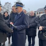 18.12.2021. Koprzywnica. Przekazanie nowego wozu strażackiego. Na zdjęciu (od lewej):  Zbigniew Cebuchowski - prezes OSP w Koprzywnicy, Aleksandra Klubińska - burmistrz miasta i gminy Koprzywnica, Marcin Piwnik - starosta sandomierski, Grzegorz Rajca - zastępca komendanta wojewódzkiego PSP w Kielcach, poseł Krzysztof Lipiec, Bolesław Gradziński - prezes zarządu powiatowych OSP w Sandomierzu / Grażyna Szlęzak-Wójcik / Radio Kielce