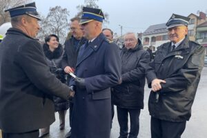 18.12.2021. Koprzywnica. Przekazanie nowego wozu strażackiego. Na zdjęciu (od lewej): Zbigniew Cebuchowski - prezes OSP w Koprzywnicy, Aleksandra Klubińska - burmistrz miasta i gminy Koprzywnica, Marcin Piwnik - starosta sandomierski, Grzegorz Rajca - zastępca komendanta wojewódzkiego PSP w Kielcach, poseł Krzysztof Lipiec, Bolesław Gradziński - prezes zarządu powiatowych OSP w Sandomierzu / Grażyna Szlęzak-Wójcik / Radio Kielce