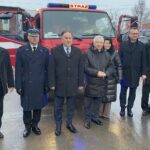 18.12.2021. Koprzywnica. Przekazanie nowego wozu strażackiego. Na zdjęciu (od lewej): Zbigniew Cebuchowski - prezes OSP w Koprzywnicy, Grzegorz Rajca - zastępca komendanta wojewódzkiego PSP w Kielcach, poseł Marek Kwitek, poseł Krzysztof Lipiec, Aleksandra Klubińska - burmistrz miasta i gminy Koprzywnica, Marcin Piwnik - starosta sandomierski, Bolesław Gradziński - prezes zarządu powiatowych OSP w Sandomierzu / Grażyna Szlęzak-Wójcik / Radio Kielce