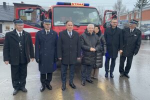 18.12.2021. Koprzywnica. Przekazanie nowego wozu strażackiego. Na zdjęciu (od lewej): Zbigniew Cebuchowski - prezes OSP w Koprzywnicy, Grzegorz Rajca - zastępca komendanta wojewódzkiego PSP w Kielcach, poseł Marek Kwitek, poseł Krzysztof Lipiec, Aleksandra Klubińska - burmistrz miasta i gminy Koprzywnica, Marcin Piwnik - starosta sandomierski, Bolesław Gradziński - prezes zarządu powiatowych OSP w Sandomierzu / Grażyna Szlęzak-Wójcik / Radio Kielce