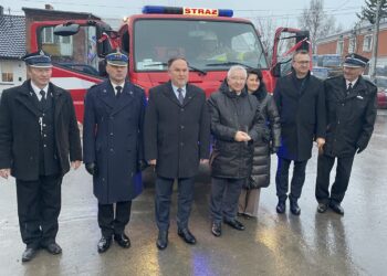 18.12.2021. Koprzywnica. Przekazanie nowego wozu strażackiego. Na zdjęciu (od lewej): Zbigniew Cebuchowski - prezes OSP w Koprzywnicy, Grzegorz Rajca - zastępca komendanta wojewódzkiego PSP w Kielcach, poseł Marek Kwitek, poseł Krzysztof Lipiec, Aleksandra Klubińska - burmistrz miasta i gminy Koprzywnica, Marcin Piwnik - starosta sandomierski, Bolesław Gradziński - prezes zarządu powiatowych OSP w Sandomierzu / Grażyna Szlęzak-Wójcik / Radio Kielce