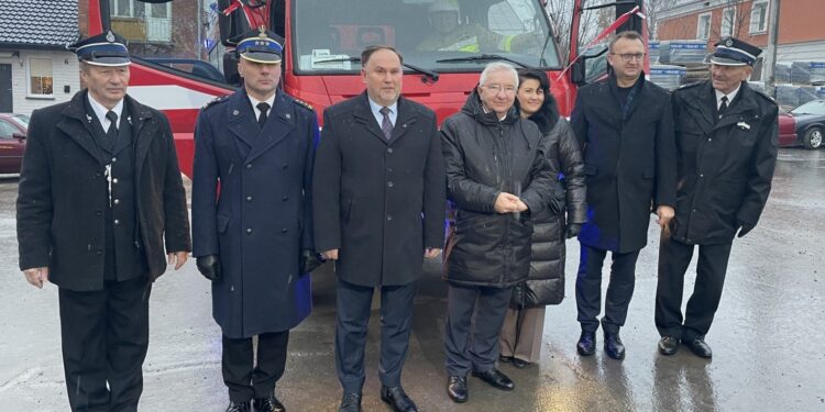 18.12.2021. Koprzywnica. Przekazanie nowego wozu strażackiego. Na zdjęciu (od lewej): Zbigniew Cebuchowski - prezes OSP w Koprzywnicy, Grzegorz Rajca - zastępca komendanta wojewódzkiego PSP w Kielcach, poseł Marek Kwitek, poseł Krzysztof Lipiec, Aleksandra Klubińska - burmistrz miasta i gminy Koprzywnica, Marcin Piwnik - starosta sandomierski, Bolesław Gradziński - prezes zarządu powiatowych OSP w Sandomierzu / Grażyna Szlęzak-Wójcik / Radio Kielce