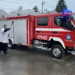 18.12.2021. Koprzywnica. Przekazanie nowego wozu strażackiego. Na zdjęciu: ks. Wiesław Surma - proboszcz par. MB Różańcowej w Koprzywnicy / Grażyna Szlęzak-Wójcik / Radio Kielce