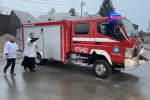 18.12.2021. Koprzywnica. Przekazanie nowego wozu strażackiego. Na zdjęciu: ks. Wiesław Surma - proboszcz par. MB Różańcowej w Koprzywnicy / Grażyna Szlęzak-Wójcik / Radio Kielce