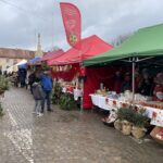 19.12.2021. Staszów. Ubieranie choinki i jarmark bożonarodzeniowy / Grażyna Szlęzak-Wójcik / Radio Kielce