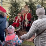 19.12.2021. Staszów. Ubieranie choinki i jarmark bożonarodzeniowy / Grażyna Szlęzak-Wójcik / Radio Kielce