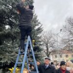 19.12.2021. Staszów. Ubieranie choinki i jarmark bożonarodzeniowy / Grażyna Szlęzak-Wójcik / Radio Kielce