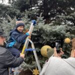 19.12.2021. Staszów. Ubieranie choinki i jarmark bożonarodzeniowy / Grażyna Szlęzak-Wójcik / Radio Kielce