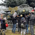 19.12.2021. Staszów. Ubieranie choinki i jarmark bożonarodzeniowy / Grażyna Szlęzak-Wójcik / Radio Kielce