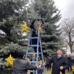 19.12.2021. Staszów. Ubieranie choinki i jarmark bożonarodzeniowy. Na zdjęciu (na drabinie): Ewa Kondek - zastępca burmistrza Staszowa; z prawej: Ireneusz Kwiecjasz - przewodniczący rady miasta / Grażyna Szlęzak-Wójcik / Radio Kielce