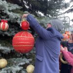 19.12.2021. Staszów. Ubieranie choinki i jarmark bożonarodzeniowy / Grażyna Szlęzak-Wójcik / Radio Kielce