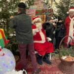 19.12.2021. Staszów. Ubieranie choinki i jarmark bożonarodzeniowy / Grażyna Szlęzak-Wójcik / Radio Kielce