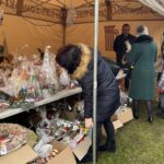 19.12.2021. Staszów. Ubieranie choinki i jarmark bożonarodzeniowy / Grażyna Szlęzak-Wójcik / Radio Kielce