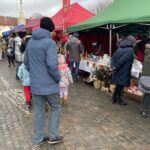 19.12.2021. Staszów. Ubieranie choinki i jarmark bożonarodzeniowy / Grażyna Szlęzak-Wójcik / Radio Kielce