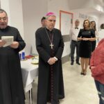 22.12.2021. Sandomierz. Świąteczne spotkanie z biednymi. Na zdjęciu (od lewej): ks. Bogusław Pitucha - dyrektor Caritas Diecezji Sandomierskiej, Krzysztof Nitkiewicz - biskup sandomierski  / Grażyna Szlęzak-Wójcik / Radio Kielce