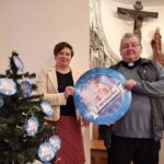 23.12.2021. Sandomierz. Akcja „Paczuszka dla maluszka”. Na zdjęciu: siostra Agata Paluch - dyrektor   Katolickiej Szkoły Podstawowej i Katolickiego Liceum Ogólnokształcącego im. Świętej Jadwigi Królowej w Sandomierzu, ks. Krzysztof Rusiecki, proboszcz parafii św. Pawła w Sandomierzu / Katolicka Szkoła Podstawowa i Katolickie Liceum Ogólnokształcące im. Świętej Jadwigi Królowej w Sandomierzu