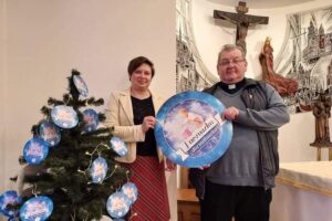 23.12.2021. Sandomierz. Akcja „Paczuszka dla maluszka”. Na zdjęciu: siostra Agata Paluch - dyrektor Katolickiej Szkoły Podstawowej i Katolickiego Liceum Ogólnokształcącego im. Świętej Jadwigi Królowej w Sandomierzu, ks. Krzysztof Rusiecki, proboszcz parafii św. Pawła w Sandomierzu / Katolicka Szkoła Podstawowa i Katolickie Liceum Ogólnokształcące im. Świętej Jadwigi Królowej w Sandomierzu