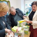 23.12.2021. Sandomierz. Akcja „Paczuszka dla maluszka”. Na zdjęciu (od lewej): Elżbieta Trębacz - koordynatorka akcji  „Paczuszka dla Maluszka” w Szkole Podstawowej nr 4, ks. Krzysztof Rusiecki - proboszcz parafii św. Pawła w Sandomierzu,  siostra Agata Paluch - dyrektor   Katolickiej Szkoły Podstawowej i Katolickiego Liceum Ogólnokształcącego im. Świętej Jadwigi Królowej w Sandomierzu / Katolicka Szkoła Podstawowa i Katolickie Liceum Ogólnokształcące im. Świętej Jadwigi Królowej w Sandomierzu