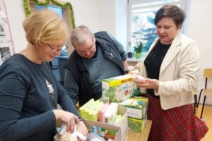 23.12.2021. Sandomierz. Akcja „Paczuszka dla maluszka”. Na zdjęciu (od lewej): Elżbieta Trębacz - koordynatorka akcji „Paczuszka dla Maluszka” w Szkole Podstawowej nr 4, ks. Krzysztof Rusiecki - proboszcz parafii św. Pawła w Sandomierzu, siostra Agata Paluch - dyrektor Katolickiej Szkoły Podstawowej i Katolickiego Liceum Ogólnokształcącego im. Świętej Jadwigi Królowej w Sandomierzu / Katolicka Szkoła Podstawowa i Katolickie Liceum Ogólnokształcące im. Świętej Jadwigi Królowej w Sandomierzu