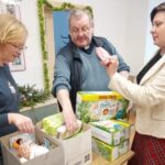 23.12.2021. Sandomierz. Akcja „Paczuszka dla maluszka”. Na zdjęciu (od lewej): Elżbieta Trębacz - koordynatorka akcji  „Paczuszka dla Maluszka” w Szkole Podstawowej nr 4, ks. Krzysztof Rusiecki - proboszcz parafii św. Pawła w Sandomierzu,  siostra Agata Paluch - dyrektor   Katolickiej Szkoły Podstawowej i Katolickiego Liceum Ogólnokształcącego im. Świętej Jadwigi Królowej w Sandomierzu / Katolicka Szkoła Podstawowa i Katolickie Liceum Ogólnokształcące im. Świętej Jadwigi Królowej w Sandomierzu