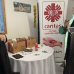 24.12.2021. Sandomierz. Wigilia na wynos. Na zdjęciu (od lewej): ks. Bogusław Pitucha - dyrektor Caritas Diecezji Sandomierskiej i bp Krzysztof Nitkiewicz - ordynariusz diecezji sandomierskiej / Grażyna Szlęzak-Wójcik / Radio Kielce