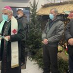 24.12.2021. Sandomierz. Wigilia na wynos. Na zdjęciu (po lewej): bp Krzysztof Nitkiewicz - ordynariusz diecezji sandomierskiej / Grażyna Szlęzak-Wójcik / Radio Kielce