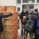 24.12.2021. Sandomierz. Wigilia na wynos. Na zdjęciu (po lewej): Magdalena Król-Juda - kierownik Zakładu Aktywności Zawodowej Caritas Diecezji Sandomierskiej / Grażyna Szlęzak-Wójcik / Radio Kielce