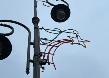 15.11.2021. Kielce. Montaż świątecznych iluminacji / Jarosław Kubalski / Radio Kielce