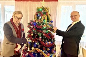 06.12.2021. Nagłowice. Centrum Administracyjne Placówek dla Dzieci i Młodzieży. Na zdjęciu (od lewej): Jarosław Stankiewicz - dyrektor jednostki i wiceminister Piotr Wawrzyk / Dorota Klusek / Radio Kielce