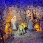 19.12.2021. Kielce. Grota Narodzenia powstaje w Kościele Garnizonowym / Dorota Klusek / Radio Kielce