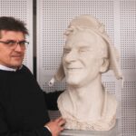 11.12.2021. Kielce. Popiersie Wiesława Gołasa - zwycięski projekt. Na zdjęciu Paweł Witkowski - twórca rzeźby / Jarosław Kubalski / Radio Kielce