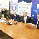 28.12.2021. Kielce. Podpisanie porozumienia o wspólnej organizacji uroczystości. Na zdjęciu (od lewej): Dorota Koczwańska-Kalita - naczelnik kieleckiej delegatury IPN, mjr Arkadiusz Radziński - p.o. komendanta Garnizonu Kielce, Andrzej Bętkowski - marszałek województwa świętokrzyskiego, Zbigniew Koniusz - wojewoda świętokrzyski i Bogdan Wenta - prezydent Kielc / Jarosław Kubalski / Radio Kielce