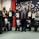 11.12.2021. Końskie. Finał konkursu „Niezłomny Patron”. Na zdjęciu (na środku): poseł Krzysztof Lipiec z laureatami konkursu / Magdalena Galas-Klusek / Radio Kielce