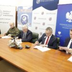 28.12.2021. Kielce. Podpisanie porozumienia o wspólnej organizacji uroczystości. Na zdjęciu (od lewej): Dorota Koczwańska-Kalita - naczelnik kieleckiej delegatury IPN, mjr Arkadiusz Radziński - p.o. komendanta Garnizonu Kielce, Andrzej Bętkowski - marszałek województwa świętokrzyskiego, Zbigniew Koniusz - wojewoda świętokrzyski i Bogdan Wenta - prezydent Kielc / Jarosław Kubalski / Radio Kielce