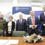 28.12.2021. Kielce. Podpisanie porozumienia o wspólnej organizacji uroczystości. Na zdjęciu (od lewej): mjr Arkadiusz Radziński - p.o. komendanta Garnizonu Kielce, Dorota Koczwańska-Kalita - naczelnik kieleckiej delegatury IPN, Andrzej Bętkowski - marszałek województwa świętokrzyskiego, Zbigniew Koniusz - wojewoda świętokrzyski i Bogdan Wenta - prezydent Kielc / Jarosław Kubalski / Radio Kielce