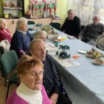 Na zdjęciu: mieszkańcy Domu Seniora w Czyżowicach oraz członkowie Klubu Seniora / Magdalena Sitek / Radio Kielce
