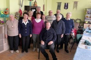 Na zdjęciu: mieszkańcy Domu Seniora w Czyżowicach oraz członkowie Klubu Seniora / Magdalena Sitek / Radio Kielce