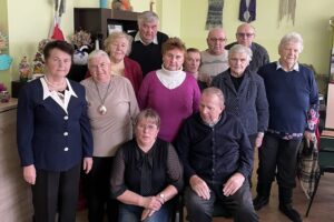 Na zdjęciu: mieszkańcy Domu Seniora w Czyżowicach oraz członkowie Klubu Seniora / Magdalena Sitek / Radio Kielce
