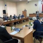 01.12.2021. Starachowice. Nadzwyczajna sesja rady powiatu / Anna Głąb / Radio Kielce