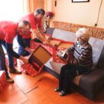 11.12.2021. Kielce. Akcja „Szlachetna Paczka”. Na zdjęciu (od lewej): wolontariusze i pani Zofia z Kielc / Jarosław Kubalski / Radio Kielce