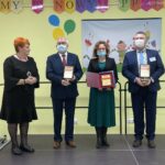 06.12.2021. Skarżysko Kościelne. Oficjalne otwarcie nowego przedszkola. Na zdjęciu (od lewej): Barbara Kocia - dyrektor przedszkola, były wójt Skarżyska Kościelnego  Zdzisław Woźniak, poseł Agata Wojtyszek, obecny wójt Skarżyska Kościelnego Jacek Bryzik / Anna Głąb / Radio Kielce