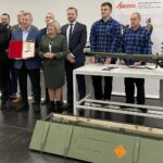 07.12.2021. Skarżysko-Kamienna. Trzytysięczny zestaw rakietowy Grom zszedł z linii produkcyjnej. Na zdjęciu w pierwszym rzędzie (od lewej): dr inż. Przemysław Kowalczuk - członek zarządu Mesko, senator Jarosław Rusiecki, Elżbieta Śreniawska - prezes zarządu Mesko / Anna Głąb / Radio Kielce