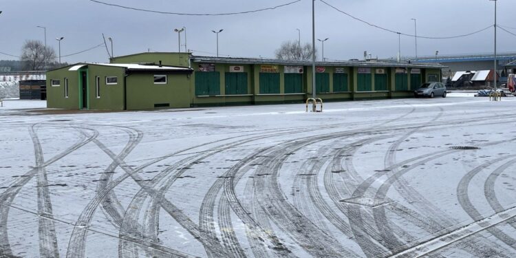 08.12.2021. Starachowice. Targowisko miejskie / Anna Głąb