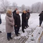 13.12.2021. Starachowice. Środowisko Prawa i Sprawiedliwości upamiętniło rocznicę wprowadzenia stanu wojennego. Na zdjęciu (z przodu, od lewej): radna Danuta Krępa, poseł Krzysztof Lipiec, radna Agnieszka Kuś / Anna Głąb / Radio Kielce