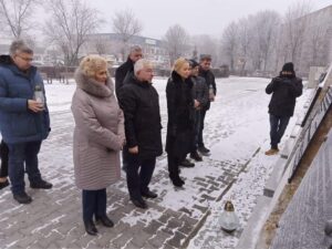 13.12.2021. Starachowice. Środowisko Prawa i Sprawiedliwości upamiętniło rocznicę wprowadzenia stanu wojennego. Na zdjęciu (z przodu, od lewej): radna Danuta Krępa, poseł Krzysztof Lipiec, radna Agnieszka Kuś / Anna Głąb / Radio Kielce