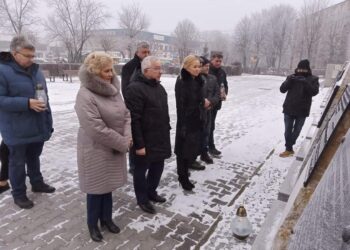 13.12.2021. Starachowice. Środowisko Prawa i Sprawiedliwości upamiętniło rocznicę wprowadzenia stanu wojennego. Na zdjęciu (z przodu, od lewej): radna Danuta Krępa, poseł Krzysztof Lipiec, radna Agnieszka Kuś / Anna Głąb / Radio Kielce