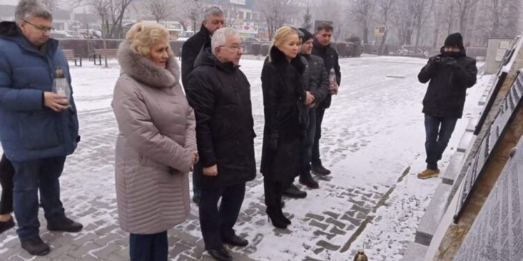 13.12.2021. Starachowice. Środowisko Prawa i Sprawiedliwości upamiętniło rocznicę wprowadzenia stanu wojennego. Na zdjęciu (z przodu, od lewej): radna Danuta Krępa, poseł Krzysztof Lipiec, radna Agnieszka Kuś / Anna Głąb / Radio Kielce