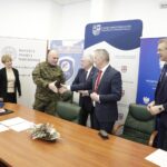 28.12.2021. Kielce. Podpisanie porozumienia o wspólnej organizacji uroczystości. Na zdjęciu (od lewej): Dorota Koczwańska-Kalita - naczelnik kieleckiej delegatury IPN, mjr Arkadiusz Radziński - p.o. komendanta Garnizonu Kielce, Andrzej Bętkowski - marszałek województwa świętokrzyskiego, Zbigniew Koniusz - wojewoda świętokrzyski i Bogdan Wenta - prezydent Kielc / Jarosław Kubalski / Radio Kielce