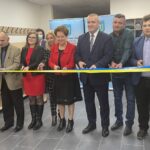 20.12.2021. Doły Biskupie. Środowiskowy Dom Samopomocy. . Na zdjęciu (od lewej): Andrzej Mazur - przewodniczący rady sołeckiej w Dołach Biskupich, Ewelina Płatek -prawnik z UMiG w Kunowie, Małgorzata Mazur - kierownik referatu infrastruktury i gospodarki przestrzennej, Maria Pająk - radna z Dołów Biskupich, Lech Łodej - burmistrz Kunowa, Artur Kowalik -wykonawca prac, Paweł Gawron -prezes Stowarzyszenia „Witulin nad Świśliną” w Dołach Biskupich / Anna Głąb / Radio Kielce